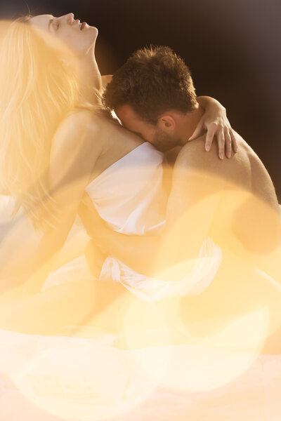 Женщина испытывает оргазм
