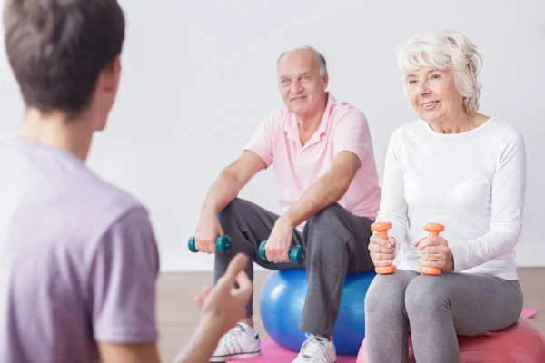 Actieve oudere echtpaar en instructeur — Stockfoto