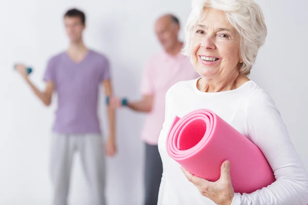 快乐的老年妇女，在健身房 — 图库照片