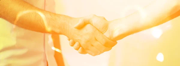 La gente si tiene per mano — Foto Stock