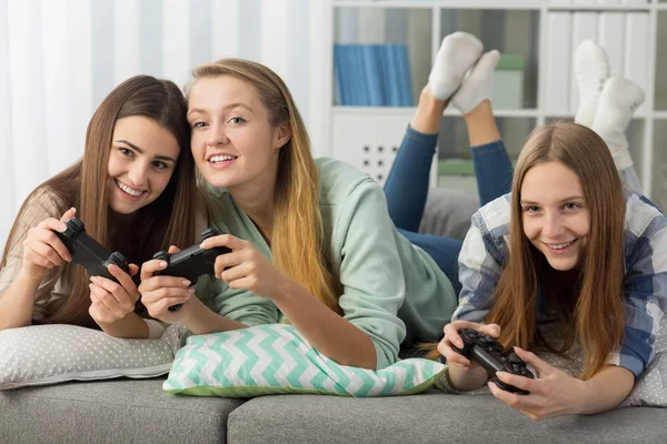 Teenage friends playing together — Stock Photo, Image
