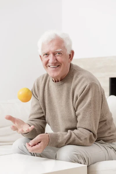 Homem velho e laranja — Fotografia de Stock