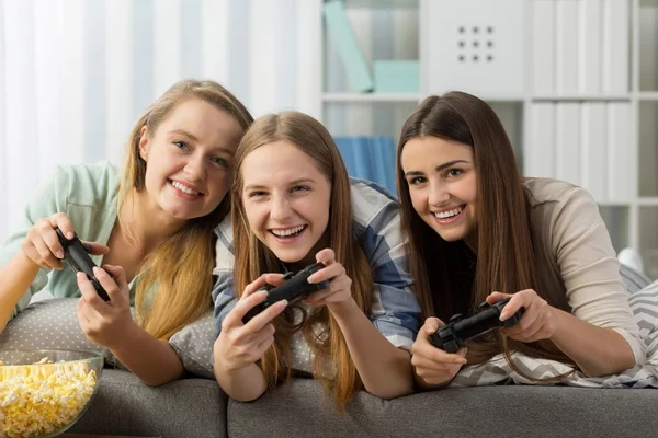 Girls spending leisure time together — Stock Photo, Image