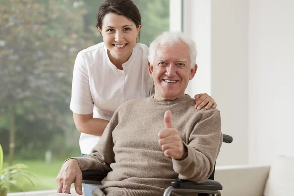 Starý muž na invalidní vozík — Stock fotografie