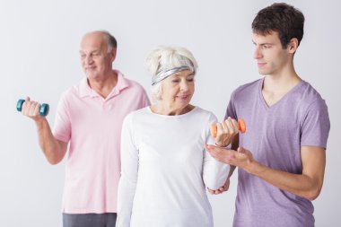 Eğitmen ile egzersiz fitness yaşlılar