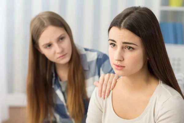 Girl helping her sister — Stock Photo, Image