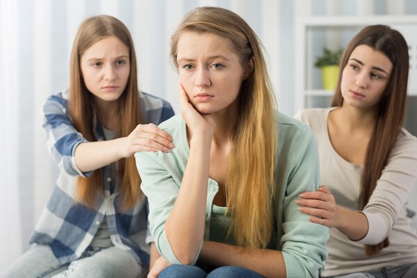 Хорошие друзья болеют за беспокойного подростка
