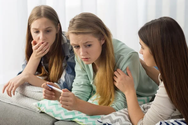 Meisje met zwangerschapstest — Stockfoto