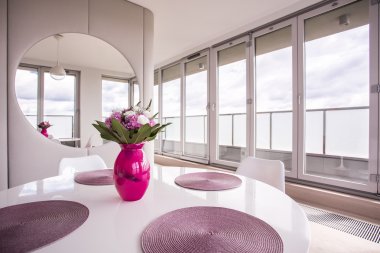 Beyaz masa ve gül ayrıntıları