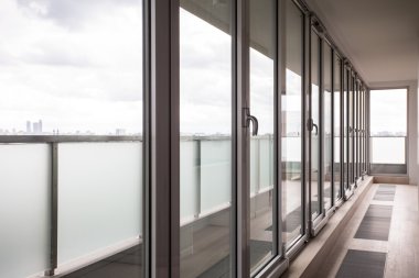 Pencere duvarı işletme binası içinde