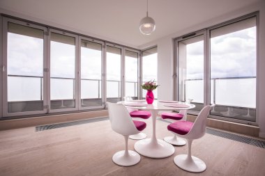 Yuvarlak masa yemek odasında