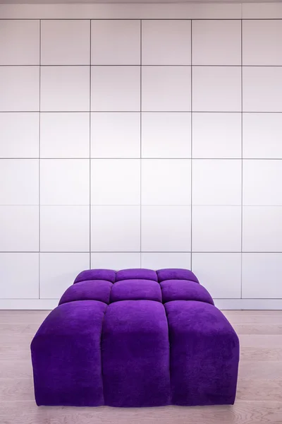 Sofá violeta moderno —  Fotos de Stock