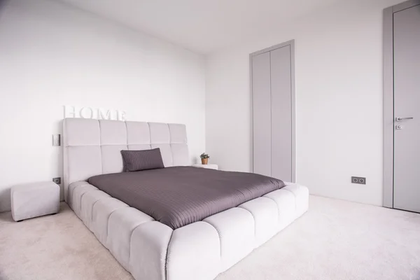 Tempat tidur mewah di kamar tidur eksklusif — Stok Foto