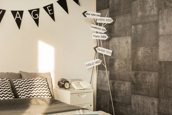 Kamar tidur bergaya dengan kertas dinding semen — Stok Foto