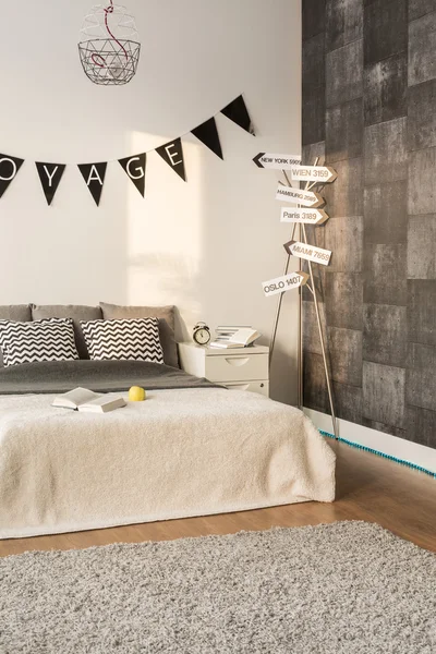 Spacious sleeping area with wallpaper — Stock Photo, Image