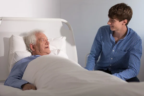 Paziente ospedaliero con un badante — Foto Stock