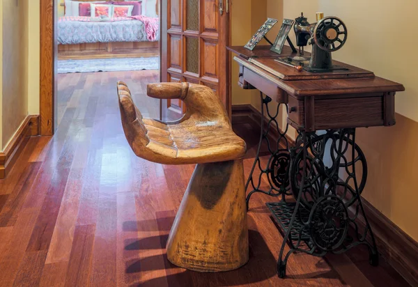 Кресло и старая швейная машинка — стоковое фото