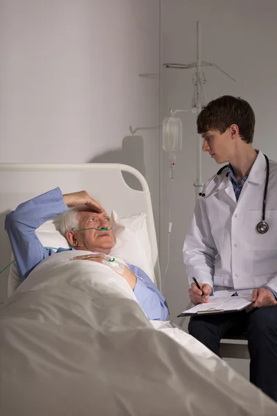 Лікар розмовляє зі старшим пацієнтом — стокове фото
