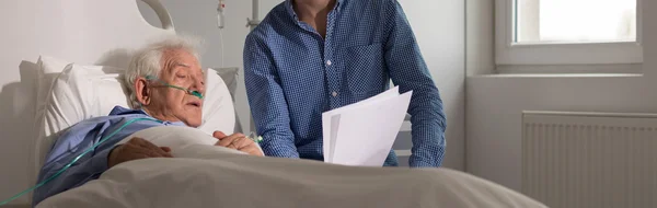 Älterer Patient im Krankenhaus — Stockfoto