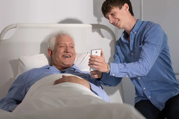 Senior patiënt bezocht door familie — Stockfoto