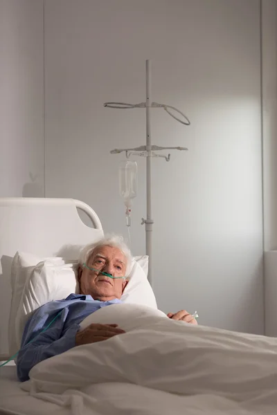Starszy pacjent na kroplówki — Zdjęcie stockowe