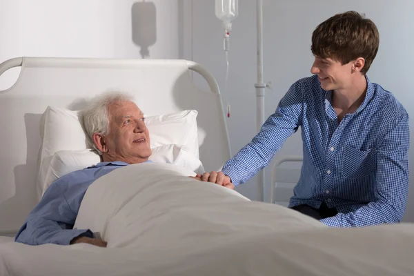 Visitar al abuelo en el hospital — Foto de Stock