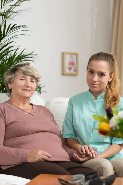 Senior senhora com seu cuidador — Fotografia de Stock