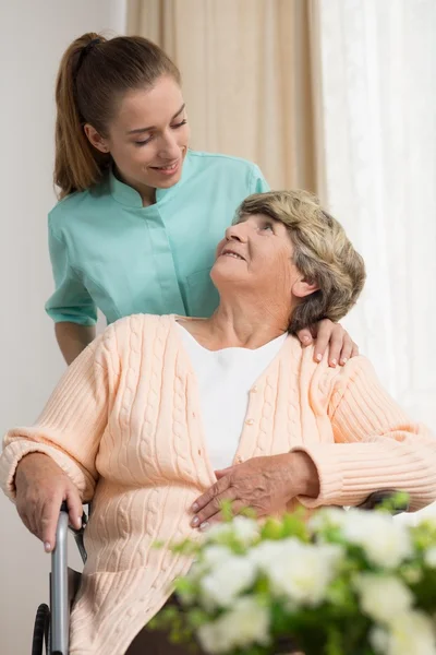 Oudere vrouw op een rolstoel — Stockfoto