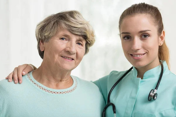 Anciana con su médico — Foto de Stock