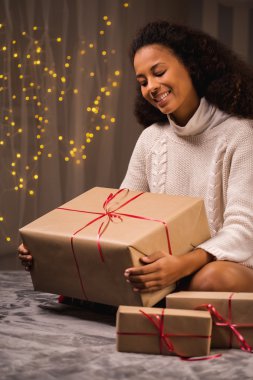 Noel hediye ile mutlu kadın