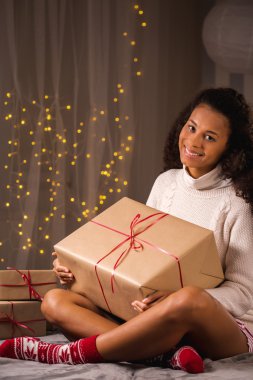 Hediye kutusu olan mutlu kadın.