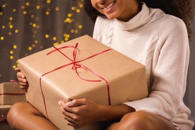 Noel hediyesi tutan kadın