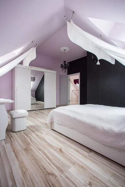 Büyük yatak ile süslü yatak odası — Stok fotoğraf