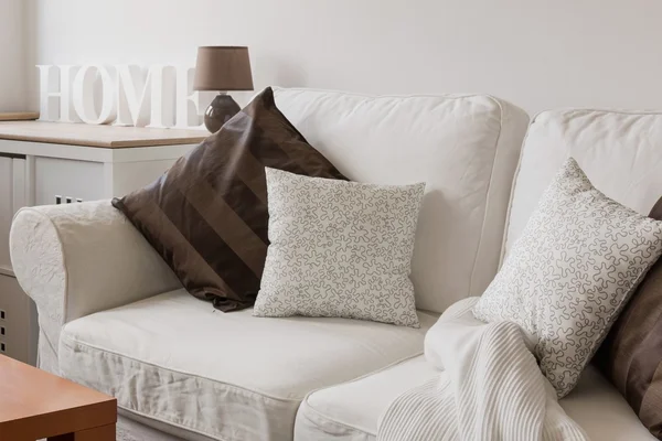 Biała kanapa przytulny — Zdjęcie stockowe