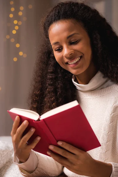 Mulher bonita apreciando livro — Fotografia de Stock