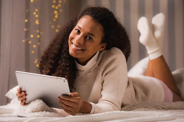 Meisje met digitale tablet — Stockfoto