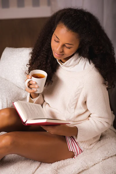 Mulher com livro e chá quente — Fotografia de Stock