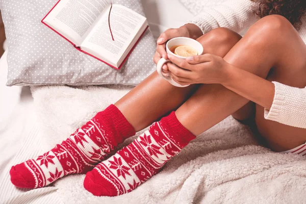 Mujer en calcetines de invierno con taza de té — Foto de Stock