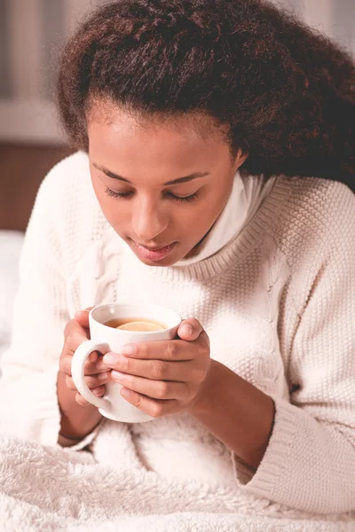 Menina com xícara de chá mãos de aquecimento — Fotografia de Stock