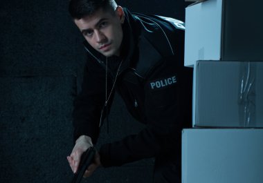 Kutuları arkasında saklanırken