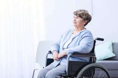 Tekerlekli sandalye üzerinde Engelli yaşlı kadın