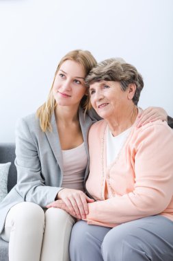 Torunu destekleyen eski büyükanne