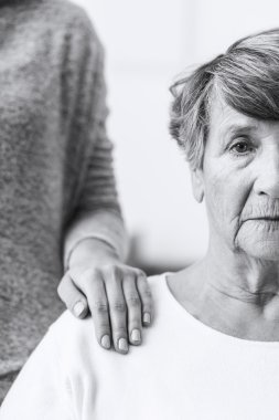 Yaşlı kadın alzheimer ile