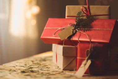 Sanatsal sarılmış hediye