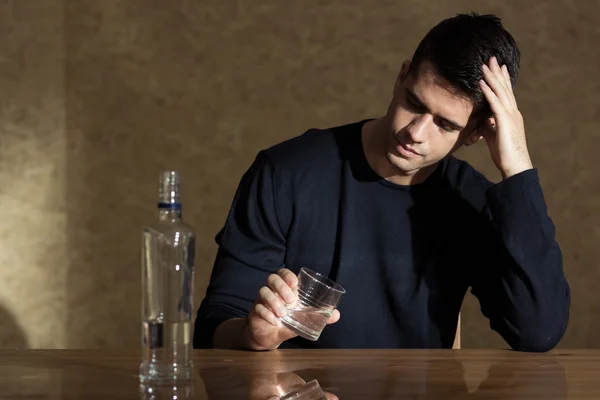 Drinken van wodka alleen — Stockfoto