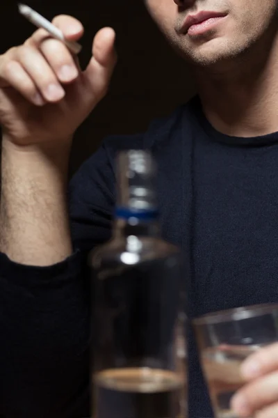 De mens is een drinker — Stockfoto