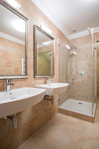 Чистая и бежевая ванная комната — стоковое фото
