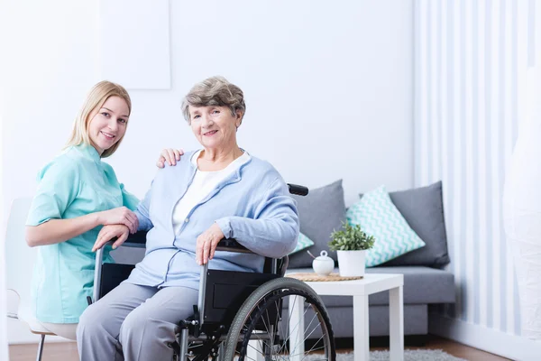 Äldre kvinna och vårdgivare — Stockfoto