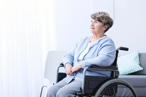 Handicap oude vrouw op rolstoel — Stockfoto