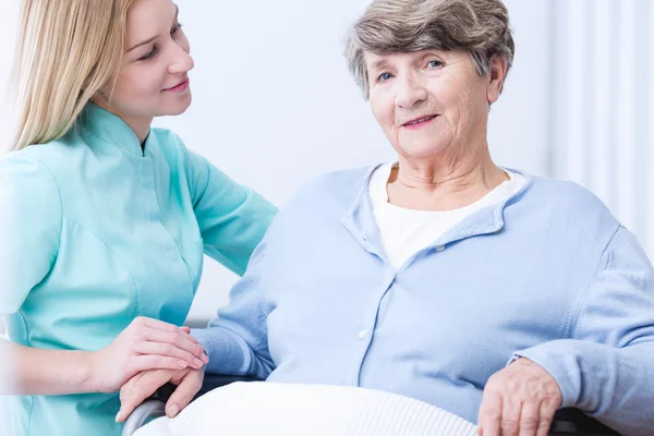 Senior rijke lady en verzorger — Stockfoto